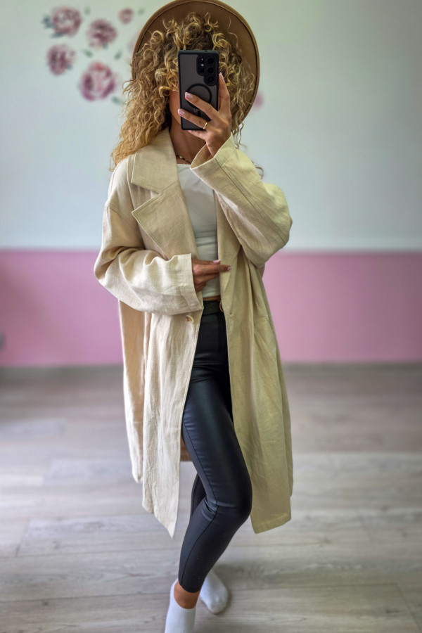 Beżowy płaszcz oversize – lekkość i styl