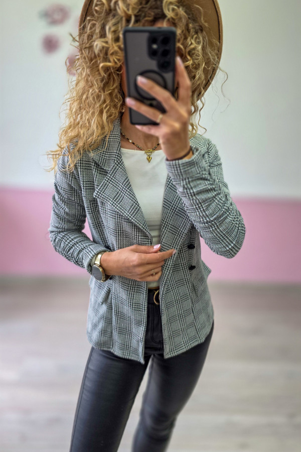 Żakiet damski w kratę – elegancja w modnym wydaniu 1