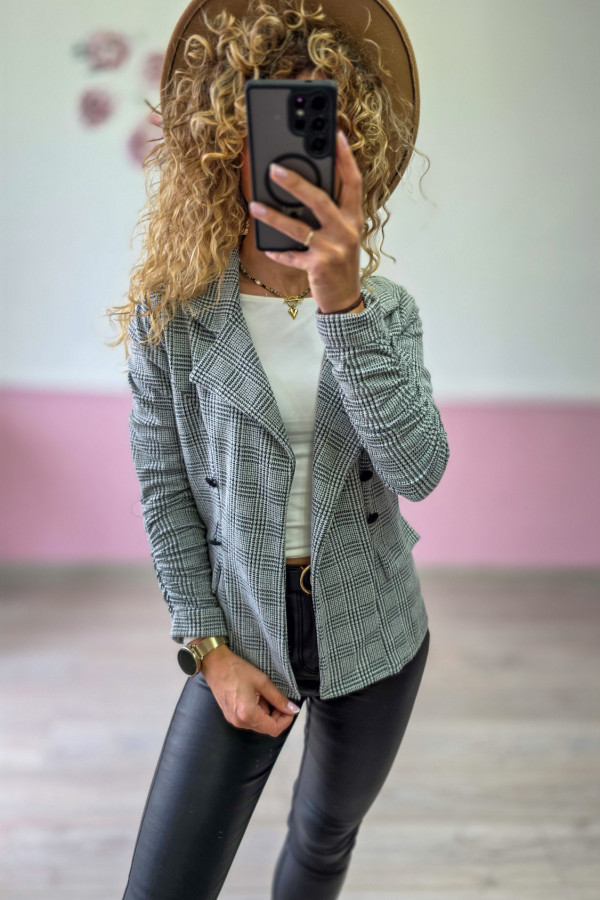 Żakiet damski w kratę – elegancja w modnym wydaniu