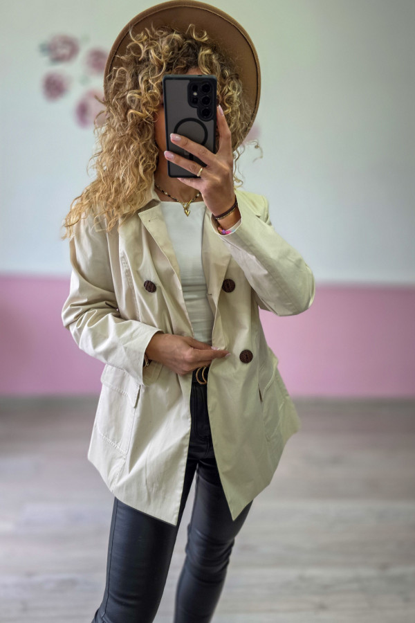 Beżowy płaszczyk dwurzędowy – elegancja i ponadczasowy styl