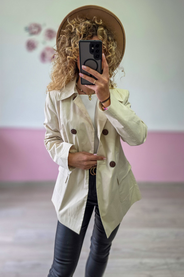 Beżowy płaszczyk dwurzędowy – elegancja i ponadczasowy styl 2