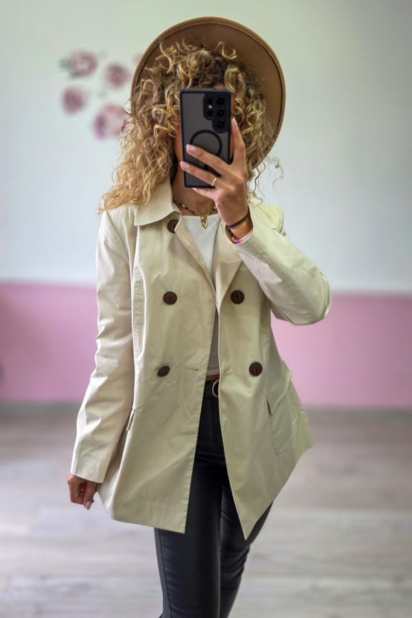 Beżowy płaszczyk dwurzędowy – elegancja i ponadczasowy styl 3