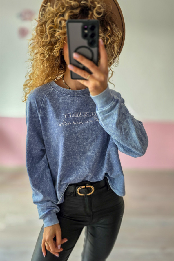 Bluza jeansowa z nadrukiem – wygoda w miejskim stylu