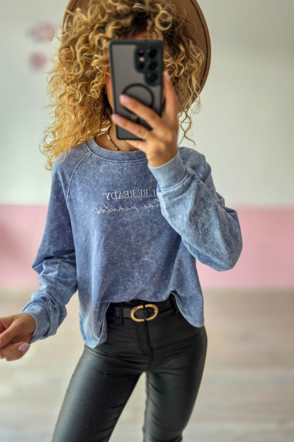 Bluza jeansowa z nadrukiem – wygoda w miejskim stylu 2
