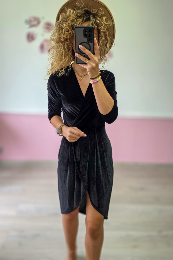 Czarna welurowa sukienka mini 1