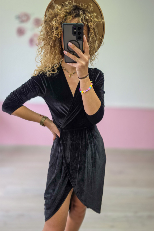 Czarna welurowa sukienka mini 5
