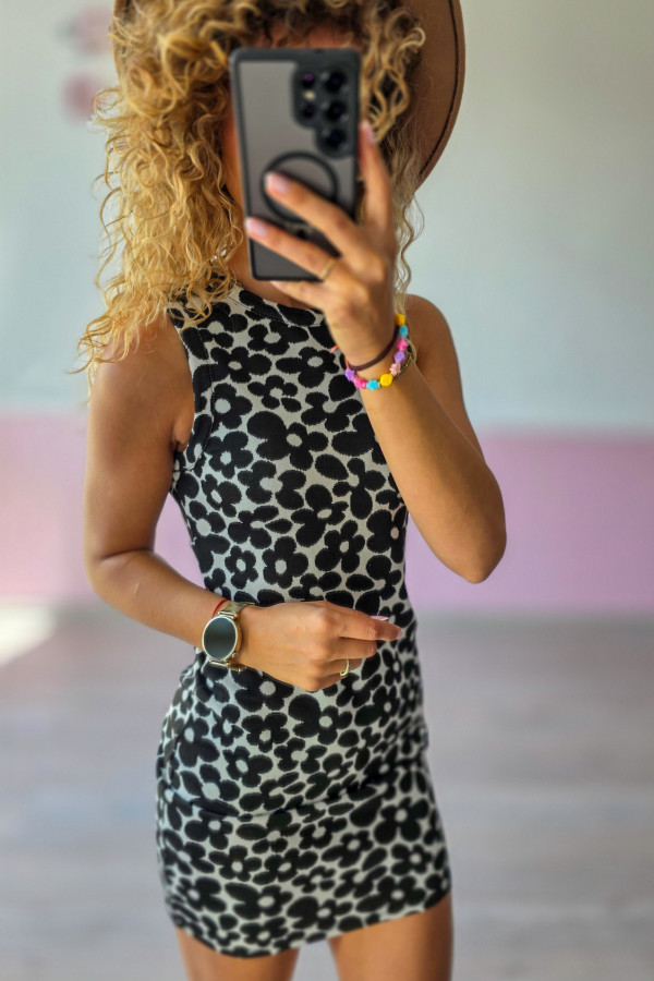 Czarna sukienka mini w kwiaty 1