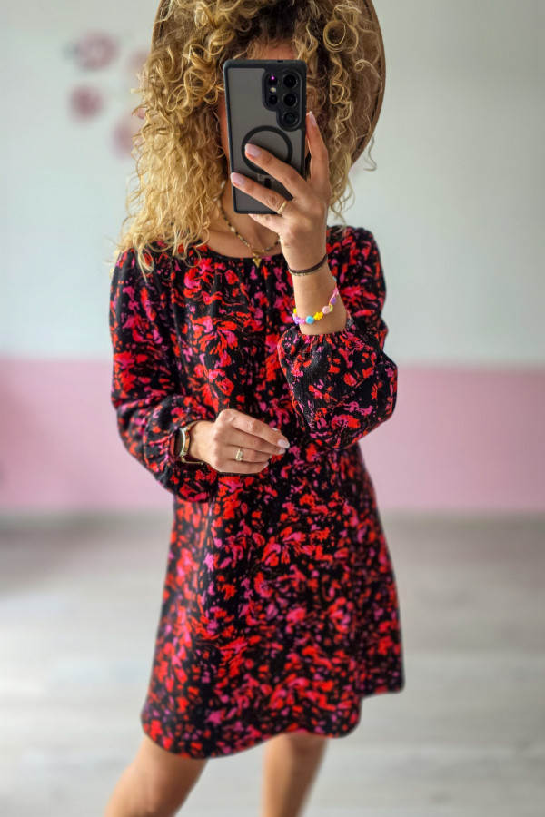 Sukienka w kwiaty czarno-czerwona – elegancja i wygoda L/XL 3