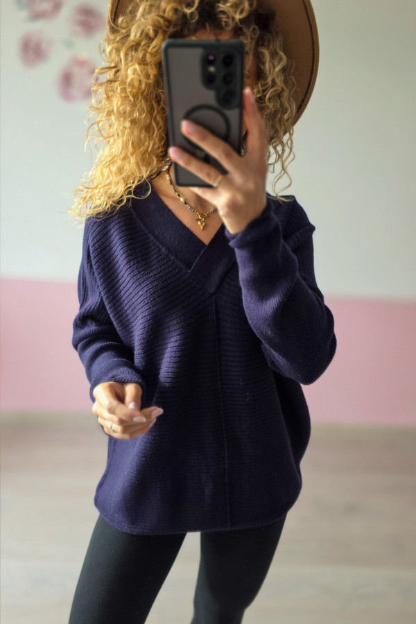 Sweter damski granatowy z dekoltem w serek