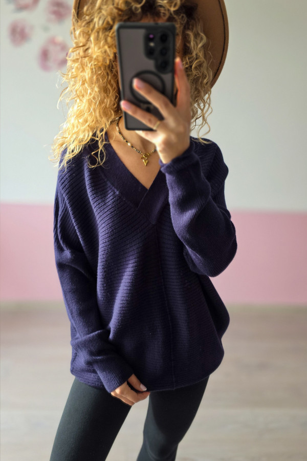 Sweter damski granatowy z dekoltem w serek 1