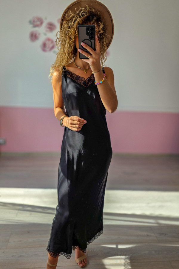 Czarna satynowa sukienka slip dress z koronką 1