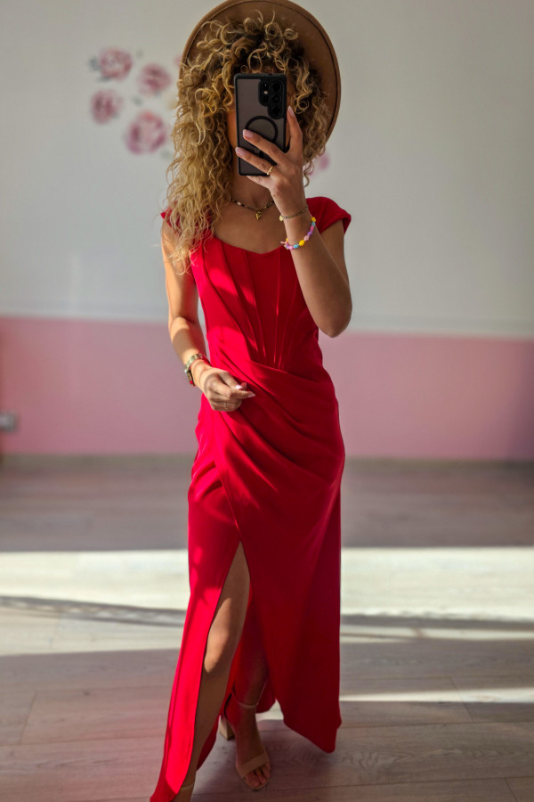 Czerwona sukienka maxi z rozcięciem