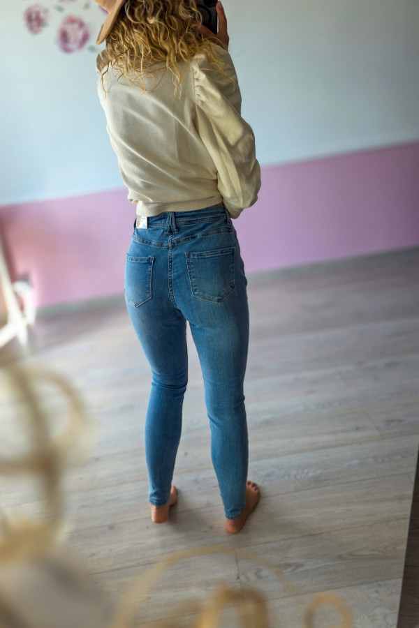 Klasyczne niebieskie jeansy skinny 2