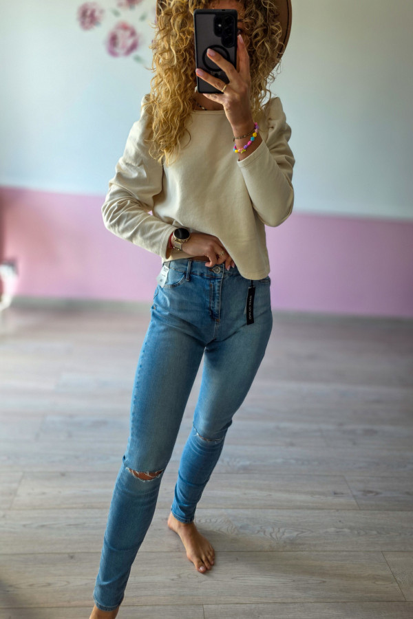 Niebieskie jeansy skinny z przetarciem