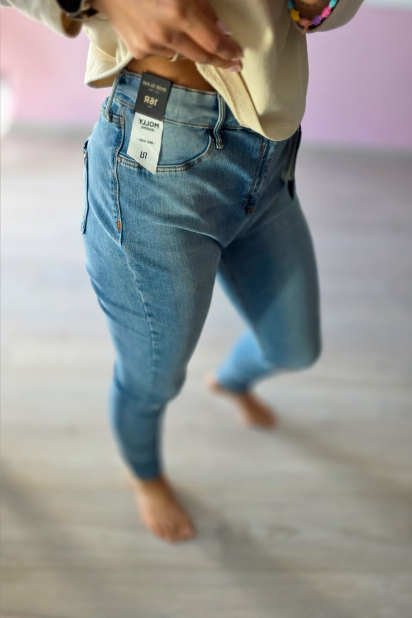 Niebieskie jeansy skinny z przetarciem 2