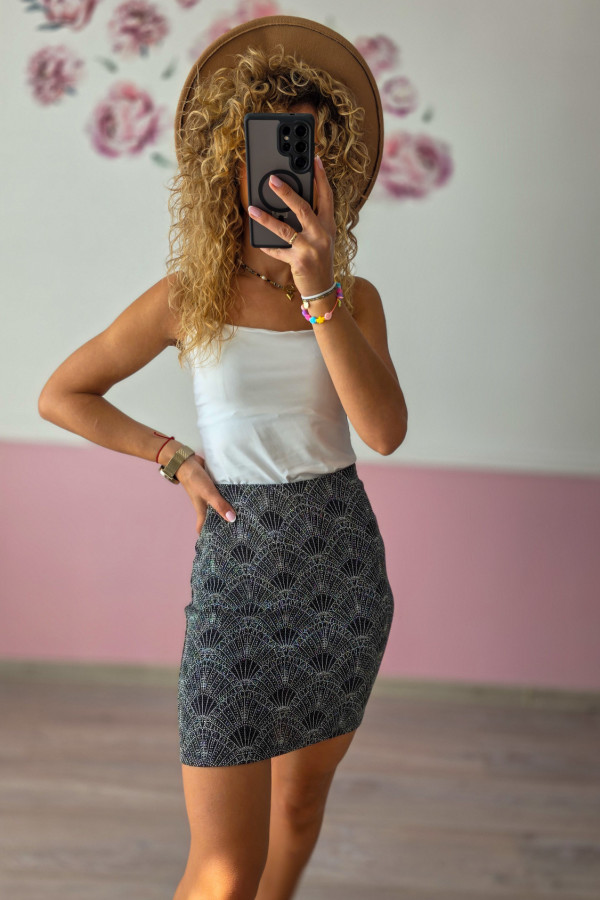 Czarna spódnica mini z geometrycznym wzorem