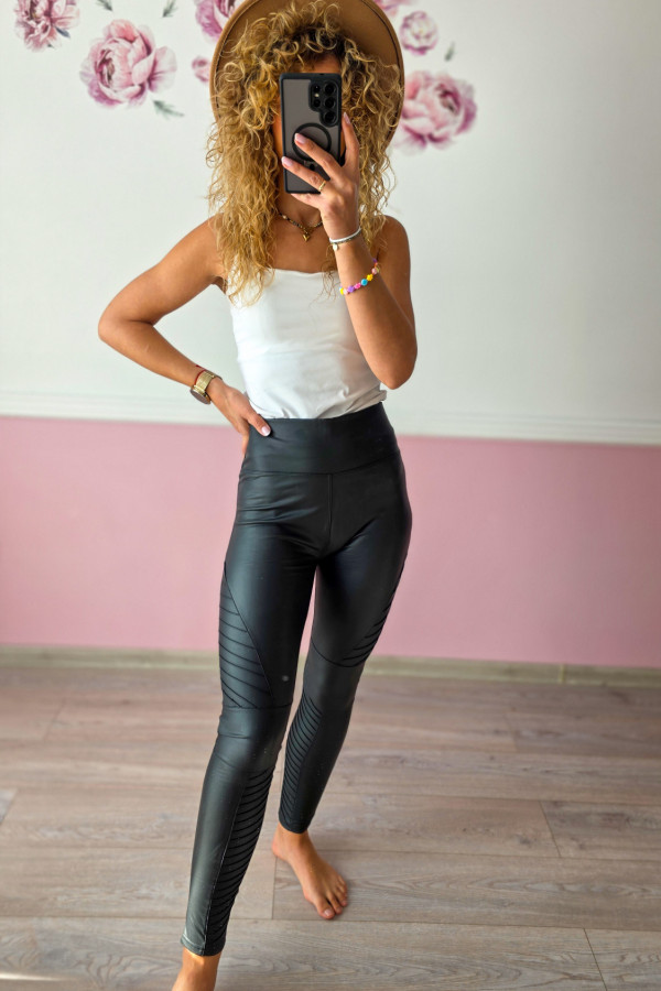 Czarne legginsy z ekoskóry z wysokim stanem – modelujące biker style