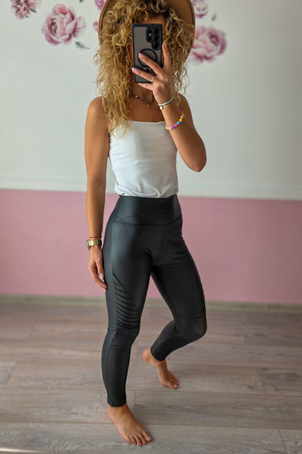 Czarne legginsy z ekoskóry z wysokim stanem – modelujące biker style 2