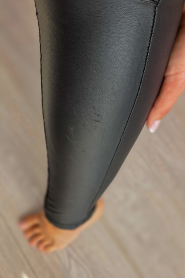 Czarne legginsy z ekoskóry z wysokim stanem – modelujące biker style 4