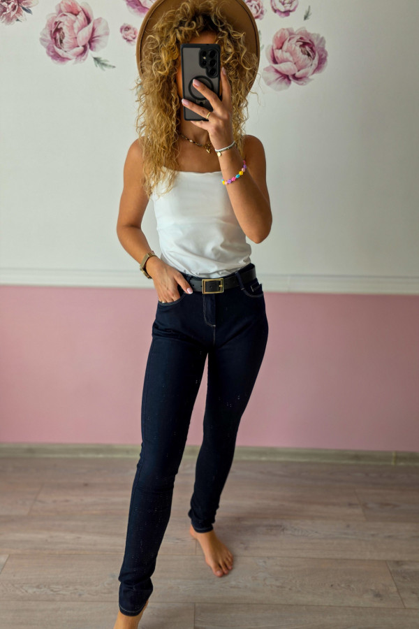 Granatowe jeansy z paskiem