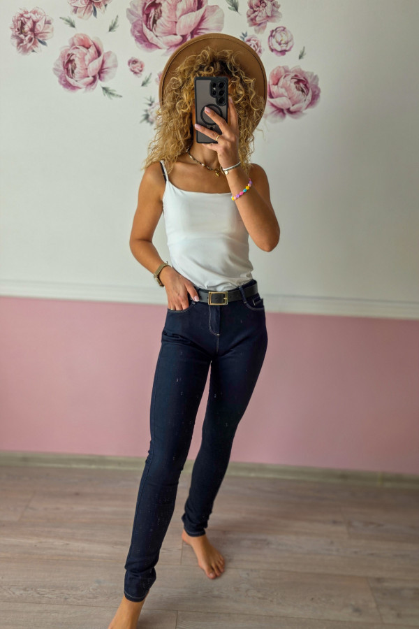 Granatowe jeansy z paskiem 3