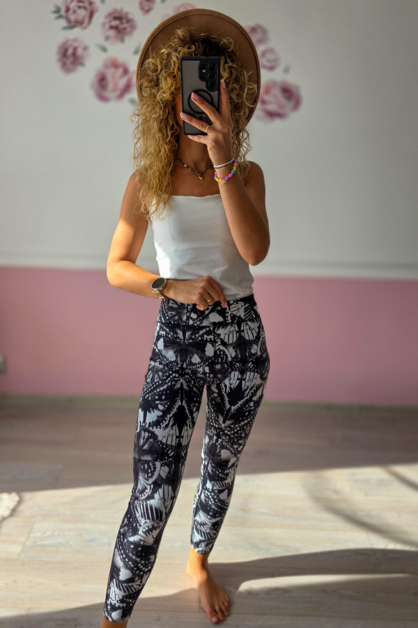 Czarno-białe legginsy z motywem motyli 2