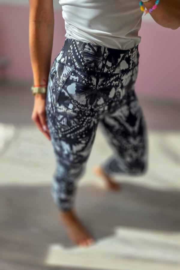 Czarno-białe legginsy z motywem motyli 3