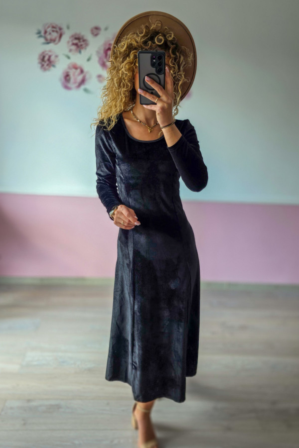 Czarna welurowa sukienka midi – elegancja w prostym wydaniu 3