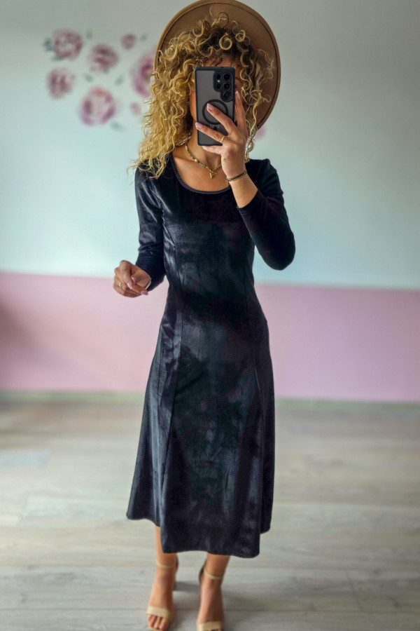 Czarna welurowa sukienka midi – elegancja w prostym wydaniu 4