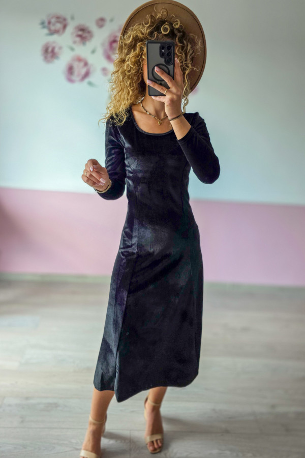 Czarna welurowa sukienka midi – elegancja w prostym wydaniu 5