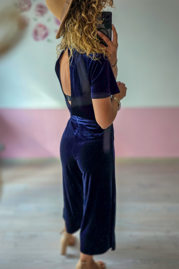 Granatowy welurowy kombinezon damski z rozcięciem i odkrytymi plecami – elegancja i styl 3