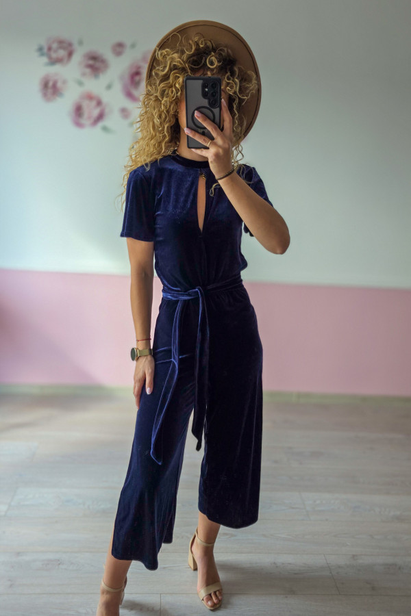 Granatowy welurowy kombinezon damski z rozcięciem i odkrytymi plecami – elegancja i styl 4