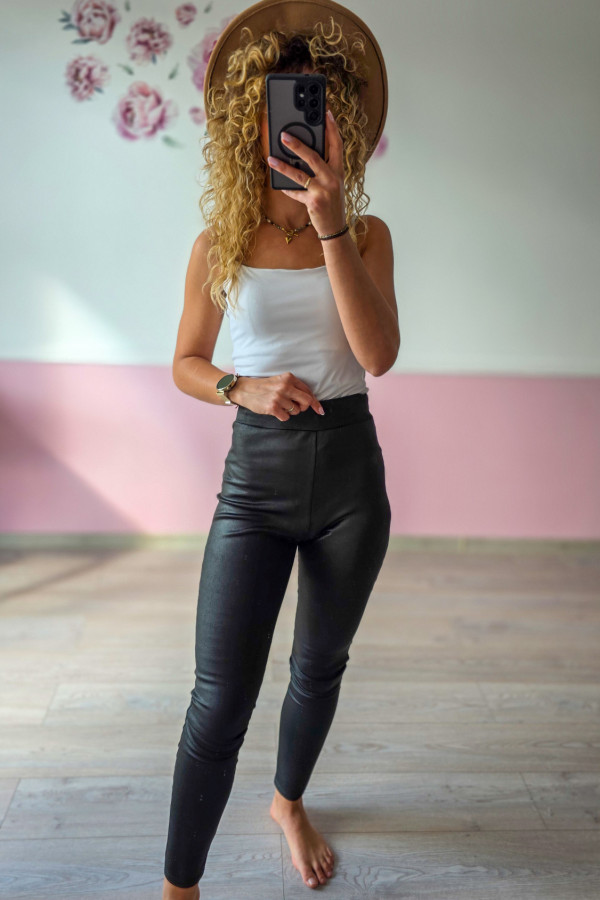 Czarne legginsy z wysokim stanem – modelująca talia i połyskujące wykończenie