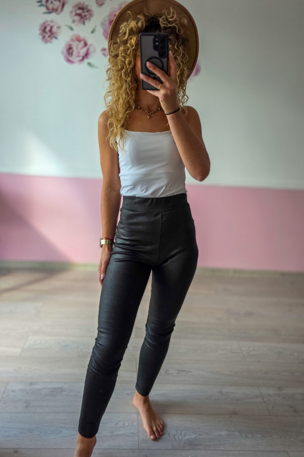 Czarne legginsy z wysokim stanem – modelująca talia i połyskujące wykończenie 1