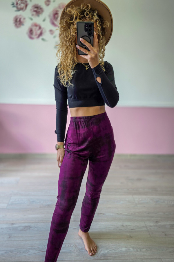 Fioletowe legginsy tie-dye – modny wzór i wygoda na co dzień 1