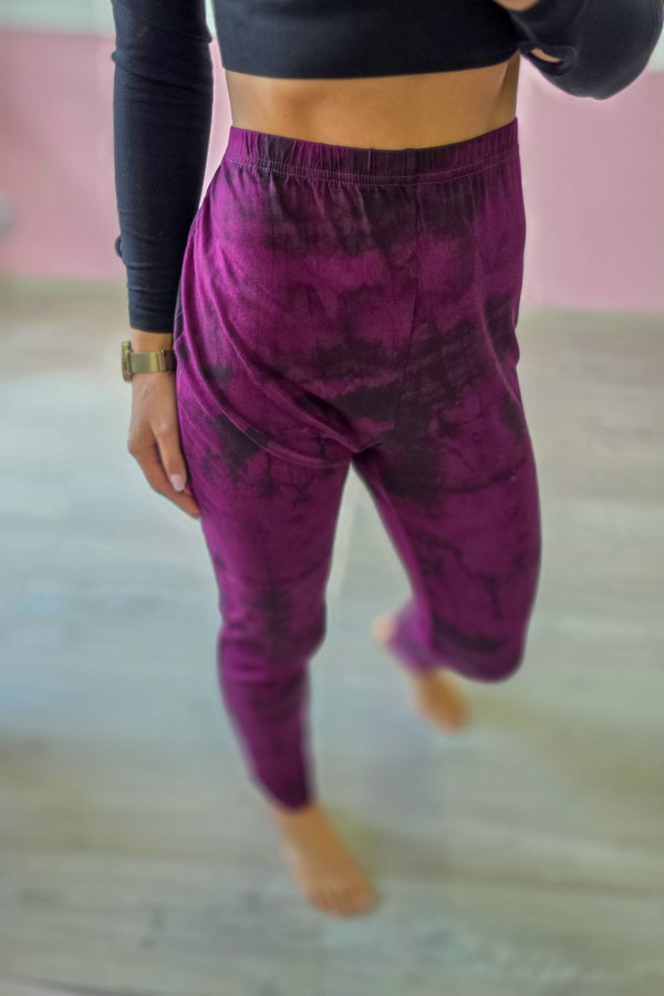 Fioletowe legginsy tie-dye – modny wzór i wygoda na co dzień 2