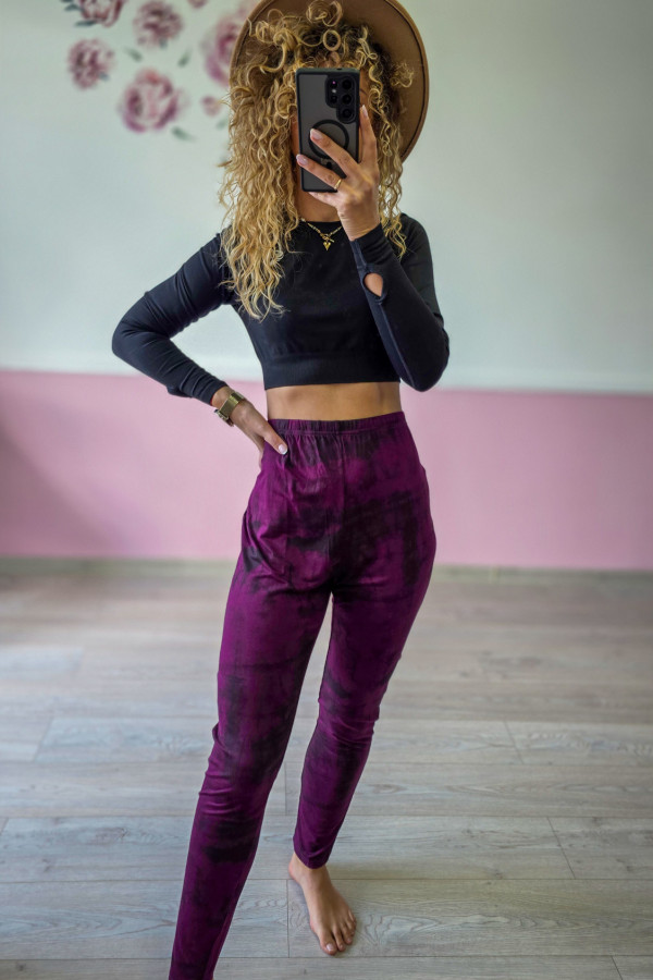 Fioletowe legginsy tie-dye – modny wzór i wygoda na co dzień