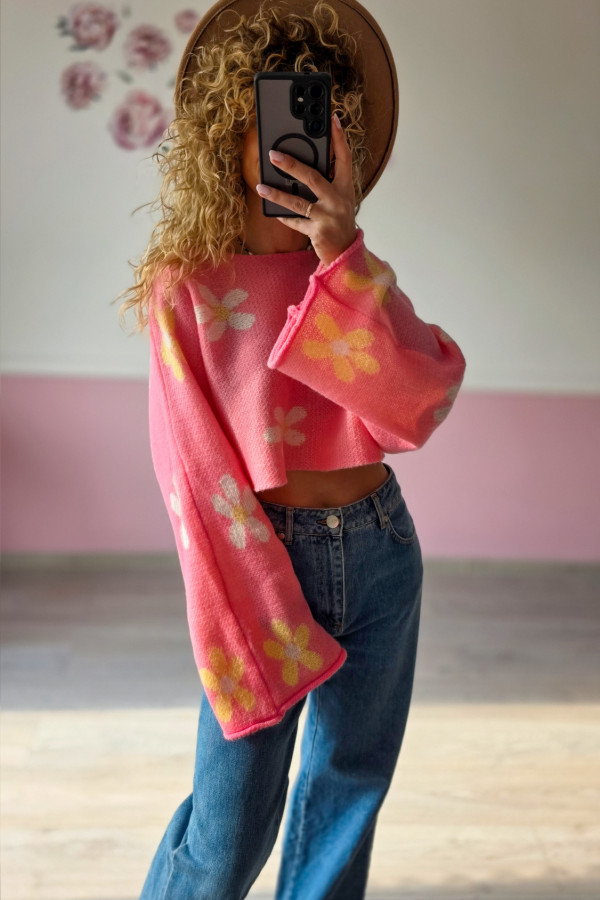 Różowy krótki sweter z kwiatowym wzorem 2