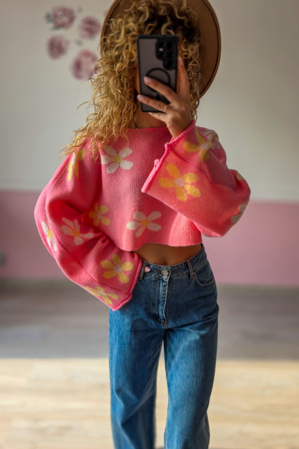 Różowy krótki sweter z kwiatowym wzorem