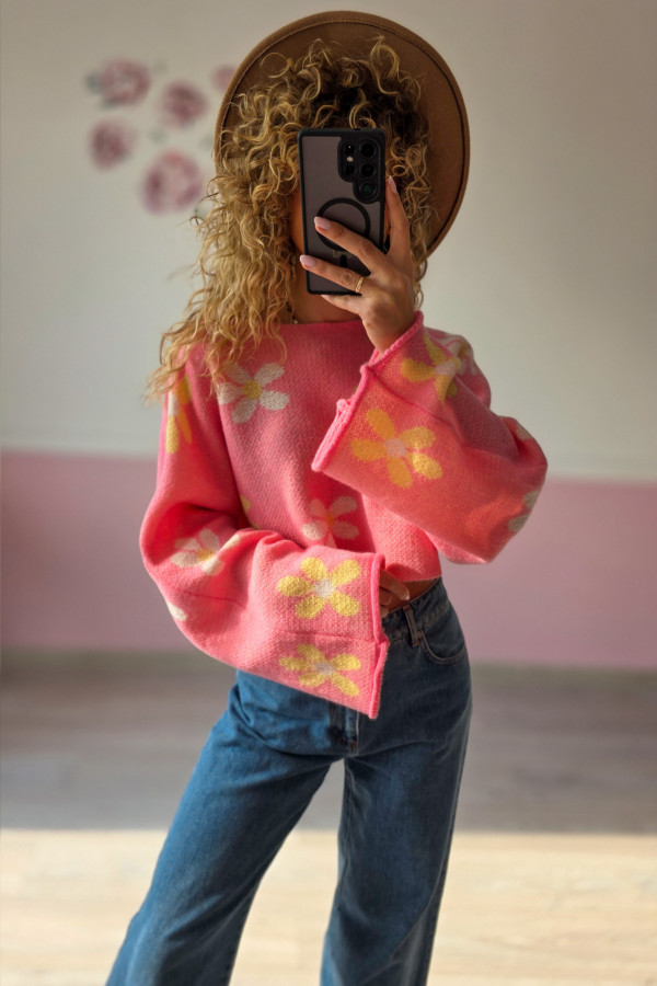 Różowy krótki sweter z kwiatowym wzorem 3
