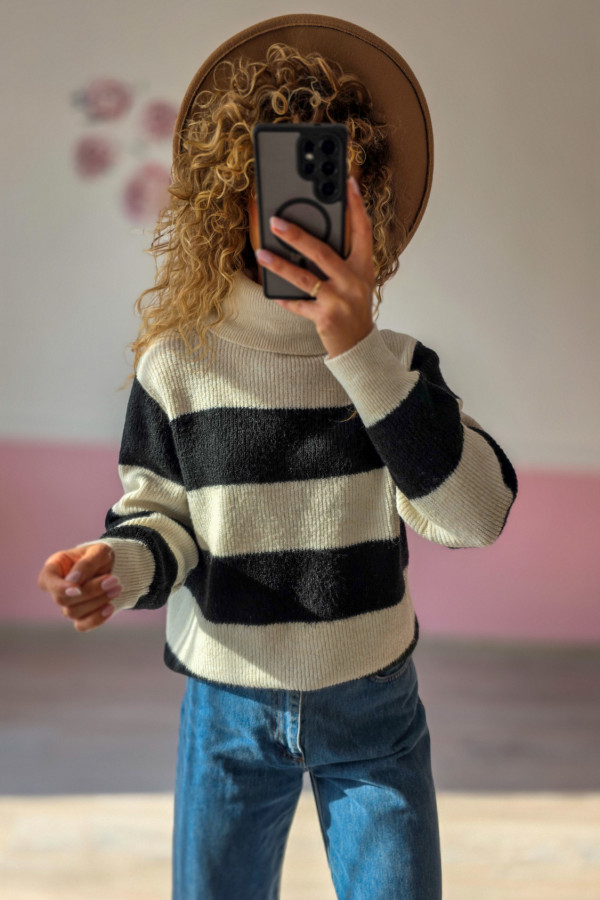 Sweter w czarno-białe pasy z golfem L/XL