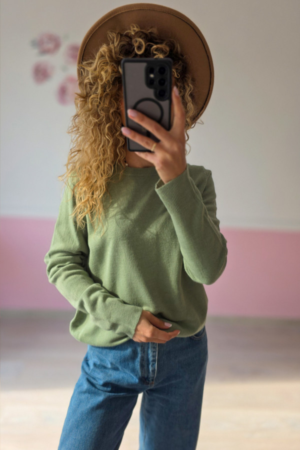 Zielony sweter basic