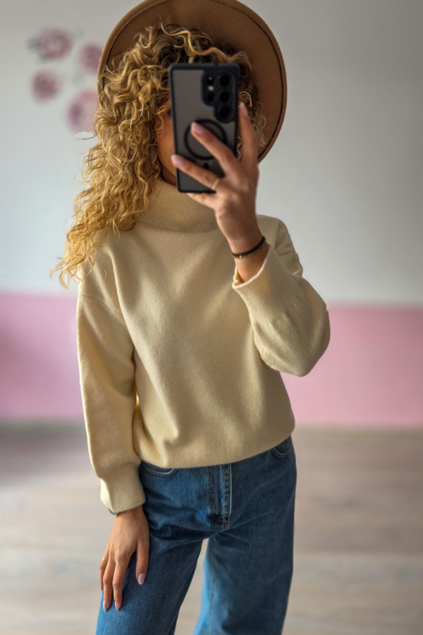 Beżowy sweter z golfem – miękki klasyk w minimalistycznym stylu S-L 1
