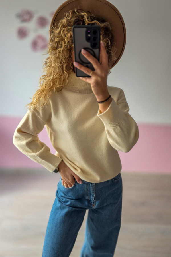 Beżowy sweter z golfem – miękki klasyk w minimalistycznym stylu S-L