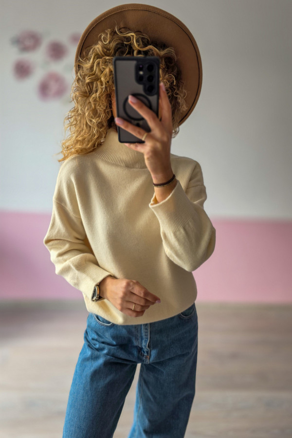 Beżowy sweter z golfem – miękki klasyk w minimalistycznym stylu S-L 2