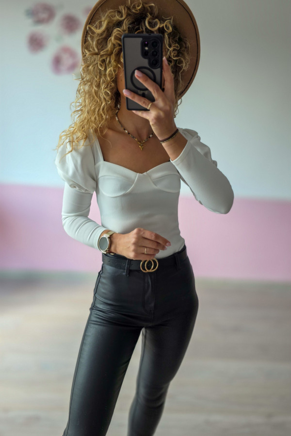 Białe body z bufkami – elegancja i kobiecość w nowoczesnym wydaniu 2