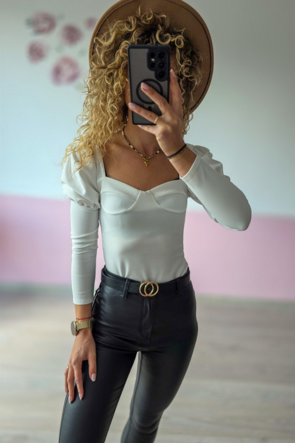 Białe body z bufkami – elegancja i kobiecość w nowoczesnym wydaniu 3