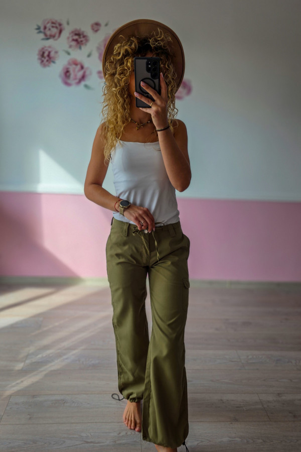 Spodnie cargo khaki – wygodne i stylowe z wiązaniem w pasie 1