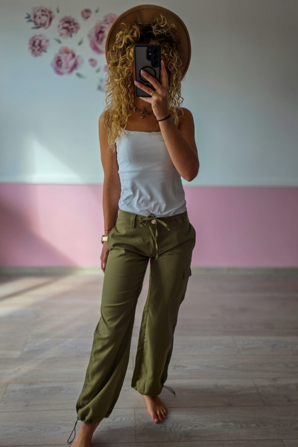 Spodnie cargo khaki – wygodne i stylowe z wiązaniem w pasie