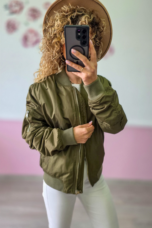 Kurtka bomberka damska khaki – modny styl i wygoda na co dzień 1